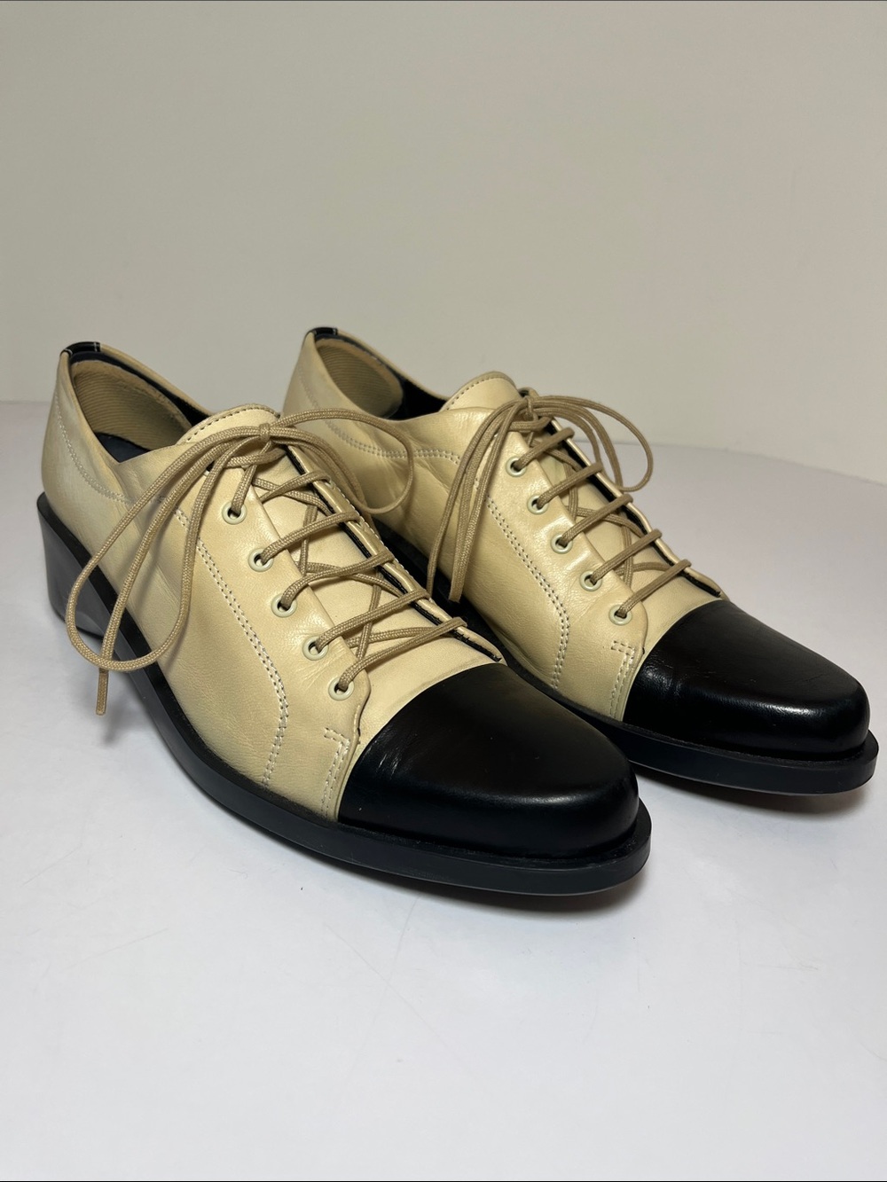Robert Clergerie Vintage Womens Oxfords, size 8, cream & black spectator wedge